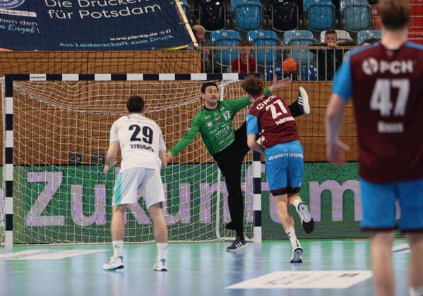 GER HBL2 Saison 2025 2026 VfL Potsdam vs SG BBM Bietigheim, 21.12.25, MBS Arena, Potsdam Nils FUHRMANN (1.VfL Potsdam 27) verwandelt sicher diesen Siebenmeter gegen Martin TOMOVSKI (SG BBM Bietigheim 24), Strafwurf