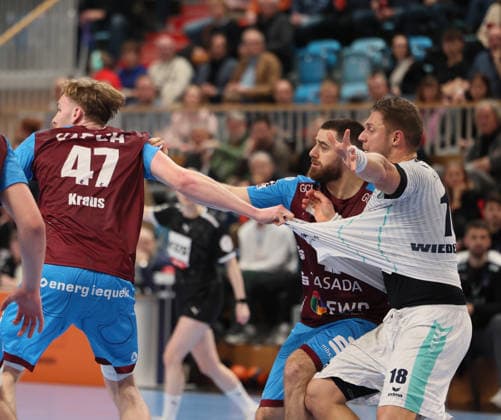 GER HBL2 Saison 2025 2026 VfL Potsdam vs SG BBM Bietigheim, 21.12.25, MBS Arena, Potsdam Dustin KRAUS (1.VfL Potsdam 47) testet die Festigkeit der gegnerischen Trikots, Trikottest, Zerreissprobe