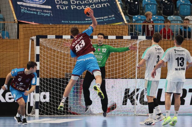 GER HBL2 Saison 2025 2026 VfL Potsdam vs SG BBM Bietigheim, 21.12.25, MBS Arena, Potsdam Tim Niclas SCHRÖDER (1.VfL Potsdam 33) verwandelt frei vom Kreis gegen Martin TOMOVSKI (SG BBM Bietigheim 24)