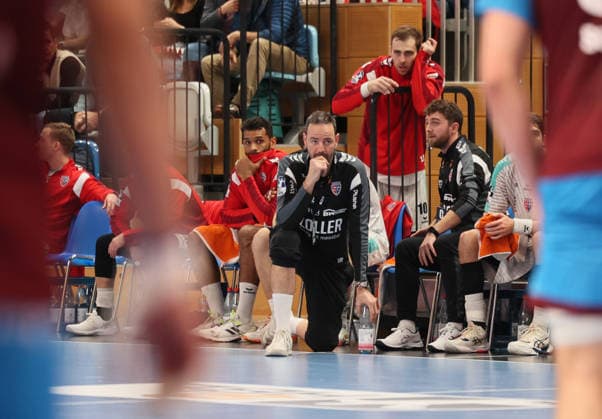 GER HBL2 Saison 2025 2026 VfL Potsdam vs SG BBM Bietigheim, 21.12.25, MBS Arena, Potsdam Iker ROMERO (SG BBM Bietigheim_Trainer) mit kritischem Blick an der Seitenlinie, ernst, angespannt