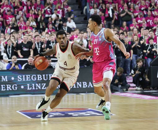 Xavier Rathan-Mayes (Bayern Muenchen 4), Joel Aminu )Bonn 21), GER, Baskets Bonn vs. FC Bayern Muenchen, 1. Basketball-Bundesliga, esayCredit BBL, 11. Spieltag, Saison 2025-26, 21.12.2025 GER, Baskets Bonn vs. FC Bayern Muenchen, 1. Basketball-Bundesliga, esayCredit BBL, 11. Spieltag, Saison 2025-26, 21.12.2025 Koeln Copyright: xEibner-Pressefoto JoergxNiebergax JNL