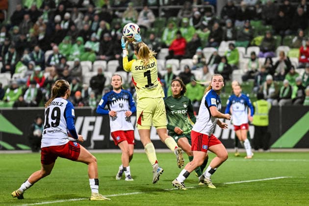 Fußball I Frauen I Saison 2025-2026 I Bundesliga I 14. Spieltag I VfL Wolfsburg - Hamburger SV I 21.12.2025 Inga Schuldt (1, Hamburger SV) fischt den Ball aus der Luft Wolfsburg AOK Stadion Niedersachsen Deutschland Copyright: xLobeca InesxHähnelx