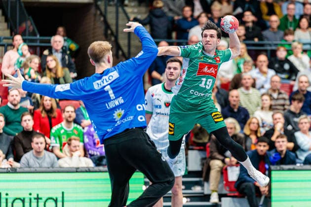 v.l. Lasse Ludwig (Fuechse Berlin, 01), Jakub Sterba (GWD Minden, 19) im Torwurf GER, GWD Minden vs. Fuechse Berlin, Handball, 1. Bundesliga, 18. Spieltag, Spielzeit 2025 2026, 21.12.2025 GER, GWD Minden vs. Fuechse Berlin, Handball, 1. Bundesliga, 18. Spieltag, Spielzeit 2025 2026, 21.12.2025 Luebbecke Copyright: xEibner-Pressefoto JanxRollingerx EP_JSK