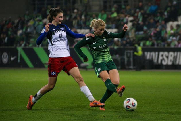 21.12.2025, xgrfx, Fussball Google Pixel Frauen-Bundesliga, VfL Wolfsburg - Hamburger SV v.l. Lotta Wrede (Hamburger SV), Justine Kielland (VfL Wolfsburg) (DFL DFB REGULATIONS PROHIBIT ANY USE OF PHOTOGRAPHS as IMAGE SEQUENCES and or QUASI-VIDEO) Wolfsburg