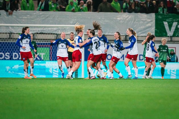 Google Pixel Frauen-Bundesliga: VfL Wolfsburg vs. Hamburger SV, 21.12.2025 TOR, JUBEL zum 0:1 durch Svea Stoldt (Hamburger SV, 8); Fußball, Google Pixel Frauen-Bundesliga, 14. Spieltag: VfL Wolfsburg vs. Hamburger SV am 21.12.2025 im AOK Stadion, Wolfsburg DFB REGULATIONS PROHIBIT ANY USE OF PHOTOGRAPHS AS IMAGE SEQUENCES AND OR QUASI-VIDEO.