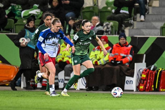 Fußball I Frauen I Saison 2025-2026 I Bundesliga I 14. Spieltag I VfL Wolfsburg - Hamburger SV I 21.12.2025 Zweikampf Annaleen Böhler (6, Hamburger SV) gegen Maria-Joelle Wedemeyer (24, VfL Wolfsburg) Wolfsburg AOK Stadion Niedersachsen Deutschland Copyright: xLobeca InesxHähnelx