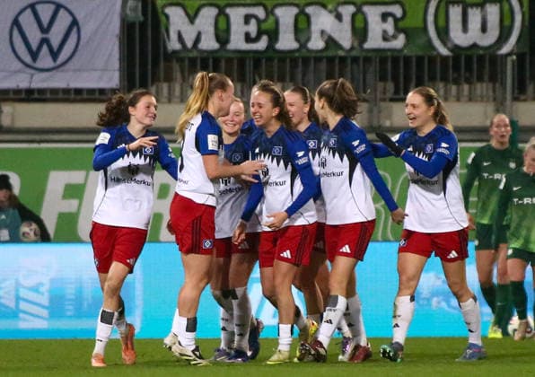 Deutschland: Frauen-Bundesliga 2025 26, 14. Spieltag - VfL Wolfsburg VS Hamburger SV - AOK Stadion (Wolfsburg): Torjubel Svea Stoldt (Hamburger SV Frauen, 8) Victoria Schulz (Hamburger SV Frauen, 19) Christin Meyer (Hamburger SV Frauen, 16) Sophie Hillebrand (Hamburger SV Frauen, 22) Pauline Machtens (Hamburger SV Frauen, 28) Copyright: xAymanxAlahmedx