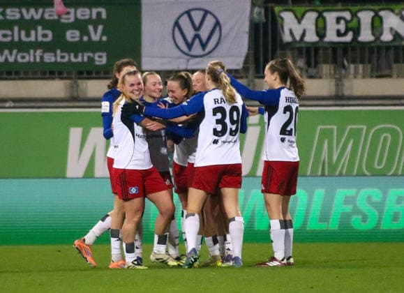 Deutschland: Frauen-Bundesliga 2025 26, 14. Spieltag - VfL Wolfsburg VS Hamburger SV - AOK Stadion (Wolfsburg): Torjubel Svea Stoldt (Hamburger SV Frauen, 8) Victoria Schulz (Hamburger SV Frauen, 19) Christin Meyer (Hamburger SV Frauen, 16) Sophie Hillebrand (Hamburger SV Frauen, 22) Pauline Machtens (Hamburger SV Frauen, 28) Nina Räcke Nina Racke (Hamburger SV Frauen, 39) Copyright: xAymanxAlahmedx