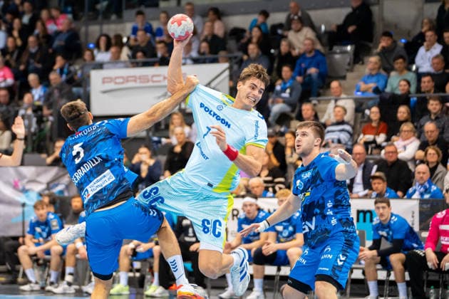 Handball I Herren I Saison 2025-2026 I Bundesliga I 18. Spieltag I TVB Stuttgart - VfL Gummersbach I 21.12.2025 Julian Köster (7, VfL Gummersbach) verteidigt von Antonio Serradilla Cuenca (5, TVB Stuttgart) und Gianfranco Pribetic (9, TVB Stuttgart) Stuttgart Porsche Arena Baden-Württemberg Deutschland Copyright: xLobeca MaxxPetershansx