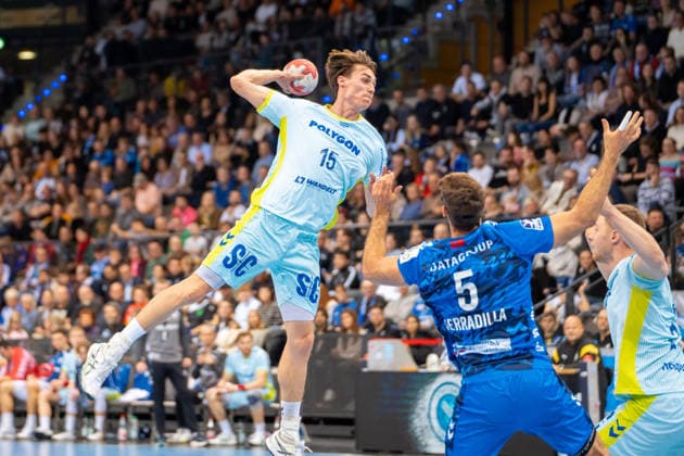 Handball I Herren I Saison 2025-2026 I Bundesliga I 18. Spieltag I TVB Stuttgart - VfL Gummersbach I 21.12.2025 Miro Schluroff (15, VfL Gummersbach) im Wurf Stuttgart Porsche Arena Baden-Württemberg Deutschland Copyright: xLobeca MaxxPetershansx