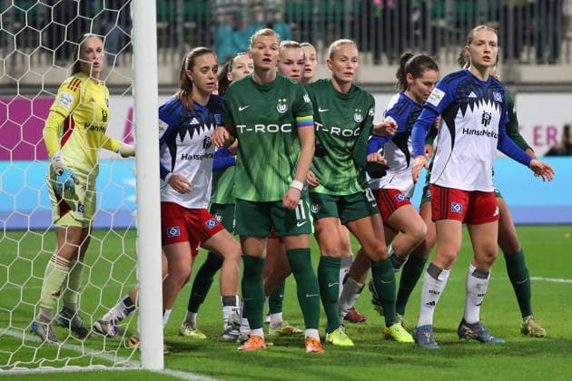 VfL - HSV, BL Frauen Wolfsburg, 21.12.2025, FUßBALL - VfL Wolfsburg vs. Hamburger SV, Google Pixel Frauen-Bundesliga, Saison 2025 26. Alexandra Popp (VfL Wolfsburg), Ella Paddemors (VfL Wolfsburg) Wolfsburg