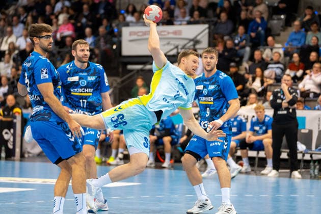 Handball I Herren I Saison 2025-2026 I Bundesliga I 18. Spieltag I TVB Stuttgart - VfL Gummersbach I 21.12.2025 Kristjan Horzen (27, VfL Gummersbach) im Wurf, drum herum Antonio Serradilla Cuenca (5, TVB Stuttgart), Samuel Röthlisberger (17, TVB Stuttgart) und Gianfranco Pribetic (9, TVB Stuttgart) Stuttgart Porsche Arena Baden-Württemberg Deutschland Copyright: xLobeca MaxxPetershansx