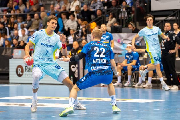 Handball I Herren I Saison 2025-2026 I Bundesliga I 18. Spieltag I TVB Stuttgart - VfL Gummersbach I 21.12.2025 Julian Köster (7, VfL Gummersbach) mit Ball gegen Torben Matzken (22, TVB Stuttgart) in der Abwehr Stuttgart Porsche Arena Baden-Württemberg Deutschland Copyright: xLobeca MaxxPetershansx