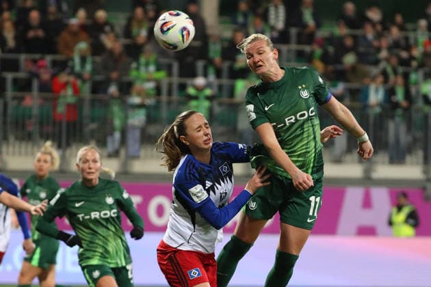 VfL - HSV, BL Frauen Wolfsburg, 21.12.2025, FUßBALL - VfL Wolfsburg vs. Hamburger SV, Google Pixel Frauen-Bundesliga, Saison 2025 26. Victoria Schulz (HSV), Alexandra Popp (VfL Wolfsburg) Wolfsburg