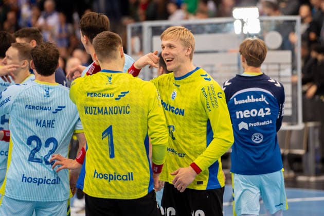 Handball I Herren I Saison 2025-2026 I Bundesliga I 18. Spieltag I TVB Stuttgart - VfL Gummersbach I 21.12.2025 Bertram Obling (16, VfL Gummersbach) scherzt mit Dominik Kuzmanovic(1, VfL Gummersbach) Stuttgart Porsche Arena Baden-Württemberg Deutschland Copyright: xLobeca MaxxPetershansx