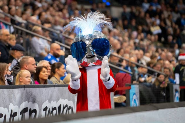 Handball I Herren I Saison 2025-2026 I Bundesliga I 18. Spieltag I TVB Stuttgart - VfL Gummersbach I 21.12.2025 Johnny Blue (Maskottchen, TVB Stuttgart) im Weihnachts-Outfit Stuttgart Porsche Arena Baden-Württemberg Deutschland Copyright: xLobeca MaxxPetershansx
