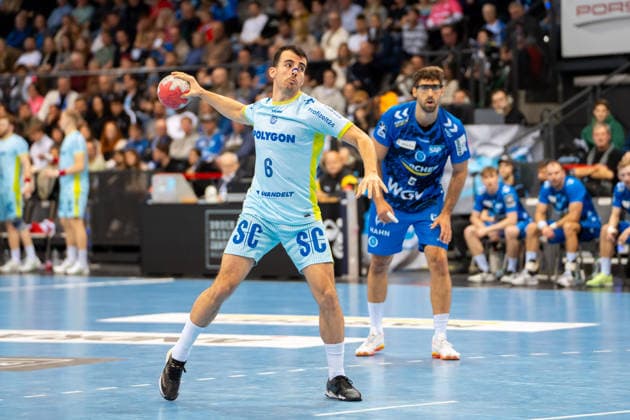 Handball I Herren I Saison 2025-2026 I Bundesliga I 18. Spieltag I TVB Stuttgart - VfL Gummersbach I 21.12.2025 Milos Vujovic (6, VfL Gummersbach) beim Siebenmeter Stuttgart Porsche Arena Baden-Württemberg Deutschland Copyright: xLobeca MaxxPetershansx