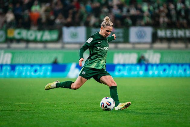 Google Pixel Frauen-Bundesliga: VfL Wolfsburg vs. Hamburger SV, 21.12.2025 Svenja Huth (VfL Wolfsburg, 10) flankt; Fußball, Google Pixel Frauen-Bundesliga, 14. Spieltag: VfL Wolfsburg vs. Hamburger SV am 21.12.2025 im AOK Stadion, Wolfsburg DFB REGULATIONS PROHIBIT ANY USE OF PHOTOGRAPHS AS IMAGE SEQUENCES AND OR QUASI-VIDEO.
