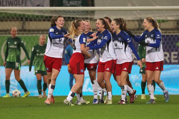 VfL - HSV, BL Frauen Wolfsburg, 21.12.2025, FUßBALL - VfL Wolfsburg vs. Hamburger SV, Google Pixel Frauen-Bundesliga, Saison 2025 26. Svea Stoldt (HSV) jubelt mit der Mannschaft nach ihrem Tor zum 0:1 Wolfsburg