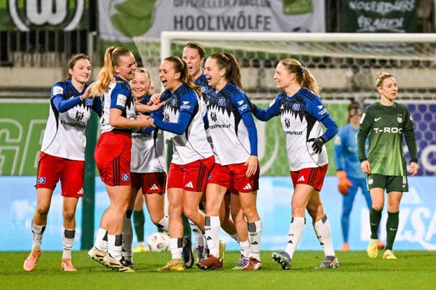 Fußball I Frauen I Saison 2025-2026 I Bundesliga I 14. Spieltag I VfL Wolfsburg - Hamburger SV I 21.12.2025 Torjubel Svea Stoldt (8, Hamburger SV) (2.v.l.) mit ihrer Mannschaft Wolfsburg AOK Stadion Niedersachsen Deutschland Copyright: xLobeca InesxHähnelx