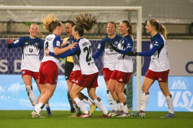 21.12.2025, xgrfx, Fussball Google Pixel Frauen-Bundesliga, VfL Wolfsburg - Hamburger SV v.l. Tor, Svea Stoldt (Hamburger SV) (DFL DFB REGULATIONS PROHIBIT ANY USE OF PHOTOGRAPHS as IMAGE SEQUENCES and or QUASI-VIDEO) Wolfsburg
