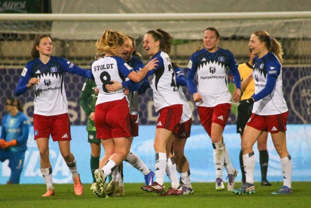 21.12.2025, xgrfx, Fussball Google Pixel Frauen-Bundesliga, VfL Wolfsburg - Hamburger SV v.l. Tor, Svea Stoldt (Hamburger SV) (DFL DFB REGULATIONS PROHIBIT ANY USE OF PHOTOGRAPHS as IMAGE SEQUENCES and or QUASI-VIDEO) Wolfsburg