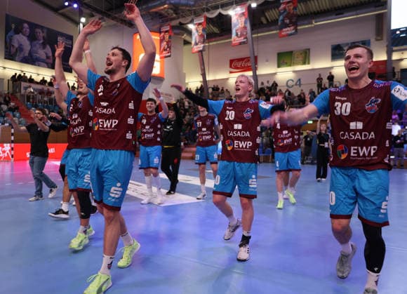 GER HBL2 Saison 2025 2026 VfL Potsdam vs SG BBM Bietigheim, 21.12.25, MBS Arena, Potsdam Jubel über dem Heimsieg, 1. VfL feiert ausgelassen, Emotion