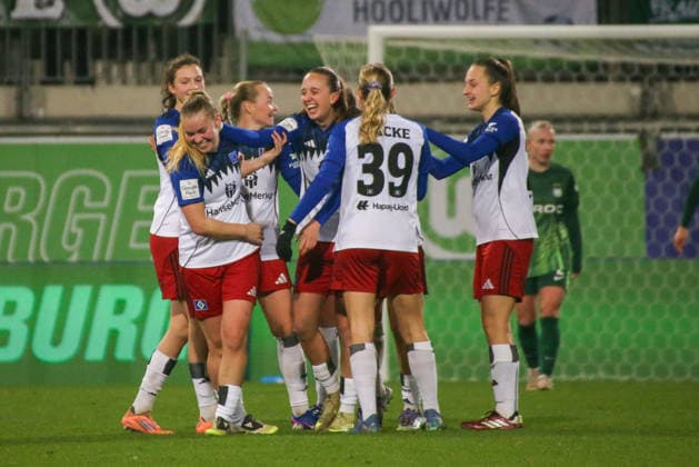 21.12.2025, xgrfx, Fussball Google Pixel Frauen-Bundesliga, VfL Wolfsburg - Hamburger SV v.l. Tor, Svea Stoldt (Hamburger SV) (DFL DFB REGULATIONS PROHIBIT ANY USE OF PHOTOGRAPHS as IMAGE SEQUENCES and or QUASI-VIDEO) Wolfsburg