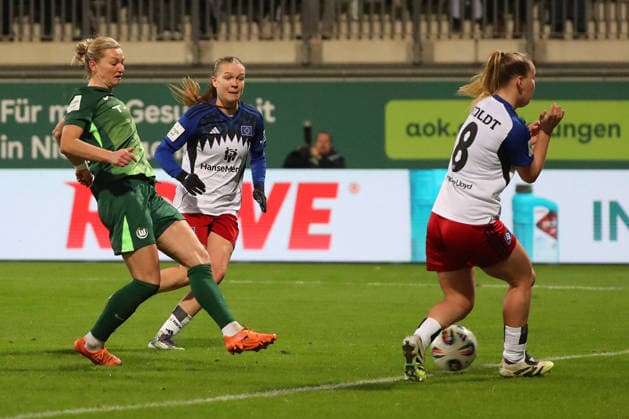 VfL - HSV, BL Frauen Wolfsburg, 21.12.2025, FUßBALL - VfL Wolfsburg vs. Hamburger SV, Google Pixel Frauen-Bundesliga, Saison 2025 26. Alexandra Popp (VfL Wolfsburg) schießt Tor zum 1:1, Svea Stoldt (HSV) Wolfsburg