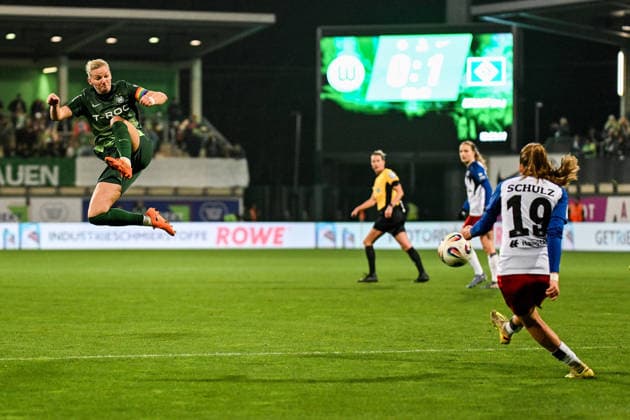 Fußball I Frauen I Saison 2025-2026 I Bundesliga I 14. Spieltag I VfL Wolfsburg - Hamburger SV I 21.12.2025 Alexandra Popp (11, VfL Wolfsburg) hebt spektakulär ab, um den Schuss von Victoria Schulz (19, Hamburger SV) zu blocken Wolfsburg AOK Stadion Niedersachsen Deutschland Copyright: xLobeca InesxHähnelx