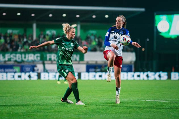 Google Pixel Frauen-Bundesliga: VfL Wolfsburg vs. Hamburger SV, 21.12.2025 Justine Kielland (VfL Wolfsburg, 18) gegen Victoria Schulz (Hamburger SV, 19); Fußball, Google Pixel Frauen-Bundesliga, 14. Spieltag: VfL Wolfsburg vs. Hamburger SV am 21.12.2025 im AOK Stadion, Wolfsburg DFB REGULATIONS PROHIBIT ANY USE OF PHOTOGRAPHS AS IMAGE SEQUENCES AND OR QUASI-VIDEO.