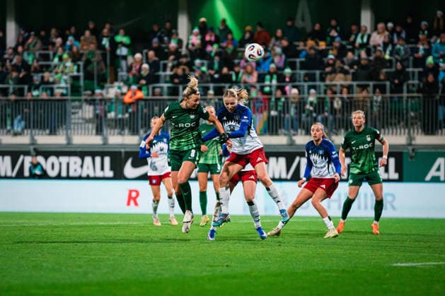 Google Pixel Frauen-Bundesliga: VfL Wolfsburg vs. Hamburger SV, 21.12.2025 Lena Lattwein (VfL Wolfsburg, 8) köpft zur Vorlage zum 1:1; Fußball, Google Pixel Frauen-Bundesliga, 14. Spieltag: VfL Wolfsburg vs. Hamburger SV am 21.12.2025 im AOK Stadion, Wolfsburg DFB REGULATIONS PROHIBIT ANY USE OF PHOTOGRAPHS AS IMAGE SEQUENCES AND OR QUASI-VIDEO.