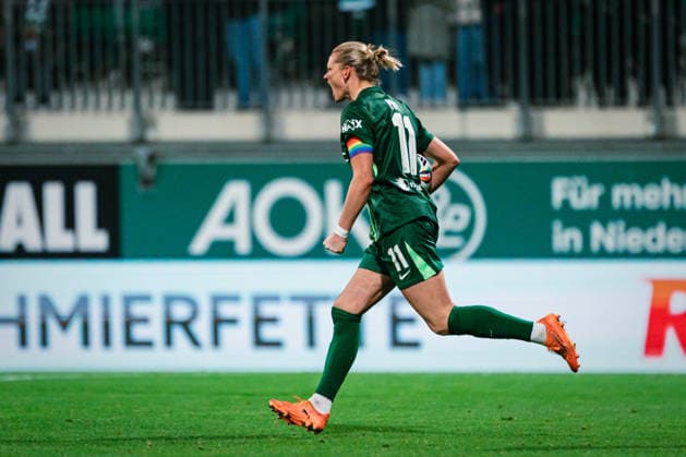 Google Pixel Frauen-Bundesliga: VfL Wolfsburg vs. Hamburger SV, 21.12.2025 TOR, JUBEL zum 1:1 durch Alexandra Popp (VfL Wolfsburg, 11); Fußball, Google Pixel Frauen-Bundesliga, 14. Spieltag: VfL Wolfsburg vs. Hamburger SV am 21.12.2025 im AOK Stadion, Wolfsburg DFB REGULATIONS PROHIBIT ANY USE OF PHOTOGRAPHS AS IMAGE SEQUENCES AND OR QUASI-VIDEO.