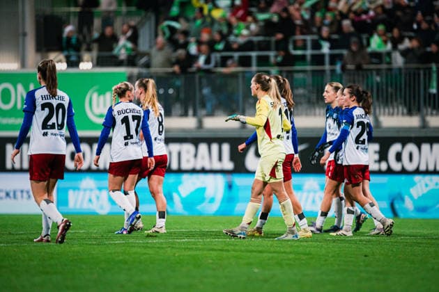 Google Pixel Frauen-Bundesliga: VfL Wolfsburg vs. Hamburger SV, 21.12.2025 HSV sammelt sich nach dem 1:1; Fußball, Google Pixel Frauen-Bundesliga, 14. Spieltag: VfL Wolfsburg vs. Hamburger SV am 21.12.2025 im AOK Stadion, Wolfsburg DFB REGULATIONS PROHIBIT ANY USE OF PHOTOGRAPHS AS IMAGE SEQUENCES AND OR QUASI-VIDEO.