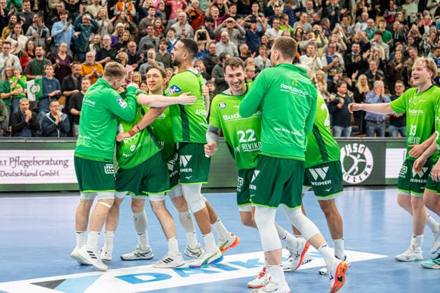 Handball Bundesliga; HSG Wetzlar - ThSV Eisenach, 21.12.25 Jona Schoch (HSG Wetzlar, 22), Philipp Ahouansou (HSG Wetzlar, 19), Tizian Weimer (HSG Wetzlar, 24) Handball Bundesliga; HSG Wetzlar - ThSV Eisenach: Wetzlar, 21.12.25 Copyright: xBEAUTIFULxSPORTS Roeczeyx