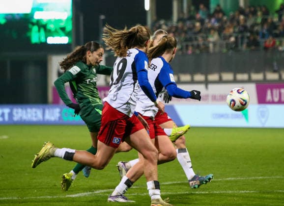 Deutschland: Frauen-Bundesliga 2025 26, 14. Spieltag - VfL Wolfsburg VS Hamburger SV - AOK Stadion (Wolfsburg): Kessya Bussy (VfL Wolfsburg Frauen, 19) Annaleen Böhler Annaleen Bohler (Hamburger SV Frauen, 6) Copyright: xAymanxAlahmedx