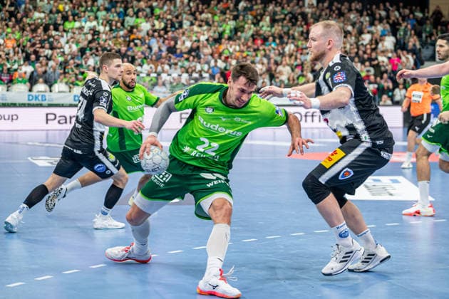 Handball Bundesliga; HSG Wetzlar - ThSV Eisenach, 21.12.25 Jona Schoch (HSG Wetzlar, 22), Peter Walz (ThSV Eisenach, 14), Cyrill Akakpo (HSG Wetzlar, 20), Vincent Büchner (ThSV Eisenach, 74) Handball Bundesliga; HSG Wetzlar - ThSV Eisenach: Wetzlar, 21.12.25 Copyright: xBEAUTIFULxSPORTS Roeczeyx