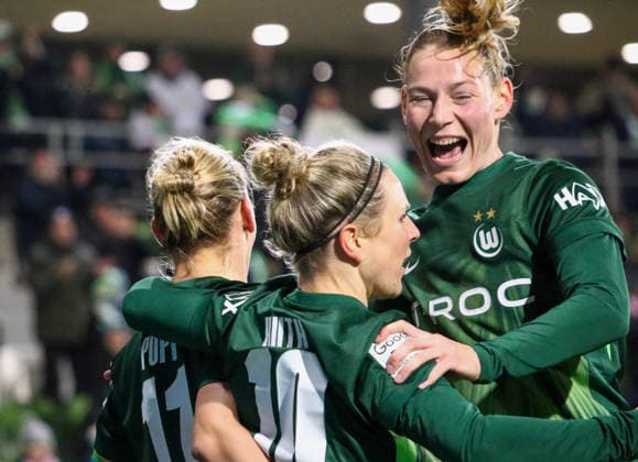 Deutschland: Frauen-Bundesliga 2025 26, 14. Spieltag - VfL Wolfsburg VS Hamburger SV - AOK Stadion (Wolfsburg): Torjubel Alexandra Popp (VfL Wolfsburg Frauen, 11) Lena Lattwein (VfL Wolfsburg Frauen, 8) Svenja Huth (VfL Wolfsburg Frauen, 10) Copyright: xAymanxAlahmedx