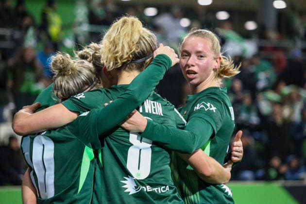 Deutschland: Frauen-Bundesliga 2025 26, 14. Spieltag - VfL Wolfsburg VS Hamburger SV - AOK Stadion (Wolfsburg): Torjubel Alexandra Popp (VfL Wolfsburg Frauen, 11) Lena Lattwein (VfL Wolfsburg Frauen, 8) Svenja Huth (VfL Wolfsburg Frauen, 10) Copyright: xAymanxAlahmedx