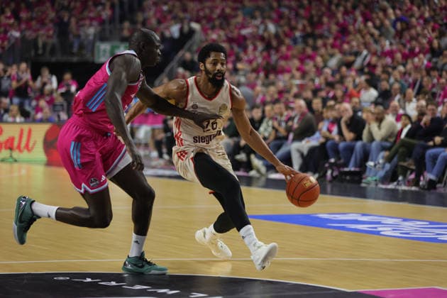 Spencer Dinwiddie (Bayern) am Ball gegen Kur Jongkuch (Bonn), Telekom Baskets Bonn vs Bayern München, easyCredit BBL, 31. Spieltag, Bonn, 21.12.2025.