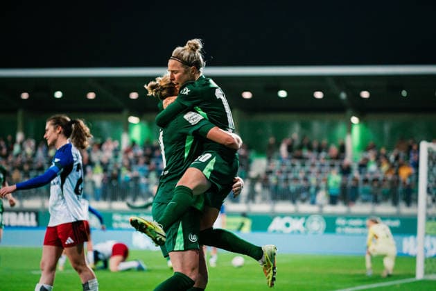 Google Pixel Frauen-Bundesliga: VfL Wolfsburg vs. Hamburger SV, 21.12.2025 TOR, JUBEL zum 2:1 durch Alexandra Popp (VfL Wolfsburg, 11); Fußball, Google Pixel Frauen-Bundesliga, 14. Spieltag: VfL Wolfsburg vs. Hamburger SV am 21.12.2025 im AOK Stadion, Wolfsburg DFB REGULATIONS PROHIBIT ANY USE OF PHOTOGRAPHS AS IMAGE SEQUENCES AND OR QUASI-VIDEO.