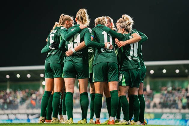 Google Pixel Frauen-Bundesliga: VfL Wolfsburg vs. Hamburger SV, 21.12.2025 TOR, JUBEL zum 2:1 durch Alexandra Popp (VfL Wolfsburg, 11); Fußball, Google Pixel Frauen-Bundesliga, 14. Spieltag: VfL Wolfsburg vs. Hamburger SV am 21.12.2025 im AOK Stadion, Wolfsburg DFB REGULATIONS PROHIBIT ANY USE OF PHOTOGRAPHS AS IMAGE SEQUENCES AND OR QUASI-VIDEO.