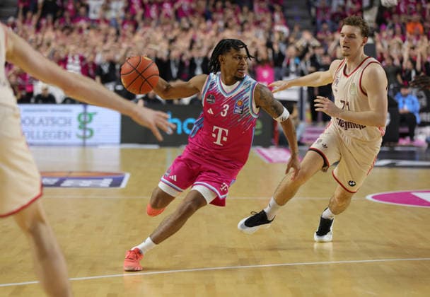 Zach Cooks (Bonn) am Ball gegen Justus Hollatz (Bayern), Telekom Baskets Bonn vs Bayern München, easyCredit BBL, 31. Spieltag, Bonn, 21.12.2025.