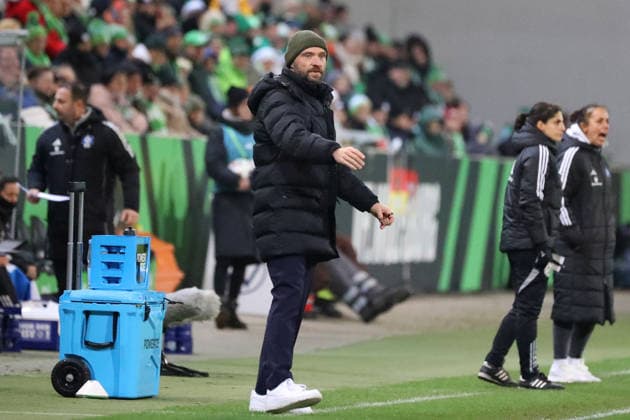 VfL - HSV, BL Frauen Wolfsburg, 21.12.2025, FUßBALL - VfL Wolfsburg vs. Hamburger SV, Google Pixel Frauen-Bundesliga, Saison 2025 26. Cheftrainer Stephan Lerch (VfL Wolfsburg) Wolfsburg