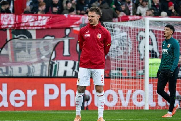 Phillip Tietz (21; FC Augsburg) und Dimitrios Giannoulis (13; FC Augsburg) in Vorbereitung auf dem Spielfeld FC Augsburg - SV Werder Bremen