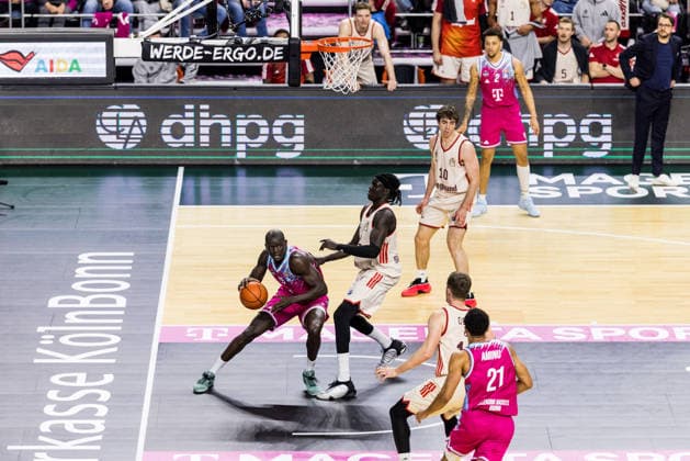 easyCredit Basketball Bundesliga: Telekom Baskets Bonn - FC Bayern München; 21.12.2025 Tylan Birts (Telekom Baskets Bonn, 5) am Ball, Wenyen Gabriel (FC Bayern München, 32) easyCredit Basketball Bundesliga: Telekom Baskets Bonn - FC Bayern München, Köln, LANXESSarena am 21.12.2025 Copyright: xBEAUTIFULxSPORTS Wunderlx
