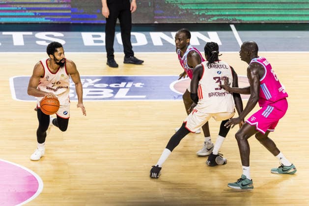 easyCredit Basketball Bundesliga: Telekom Baskets Bonn - FC Bayern München; 21.12.2025 Spencer Dinwiddie (FC Bayern München, 26) am Ball, Tylan Birts (Telekom Baskets Bonn, 5), Wenyen Gabriel (FC Bayern München, 32), Kur Jongkuch (Telekom Baskets Bonn, 15) easyCredit Basketball Bundesliga: Telekom Baskets Bonn - FC Bayern München, Köln, LANXESSarena am 21.12.2025 Copyright: xBEAUTIFULxSPORTS Wunderlx