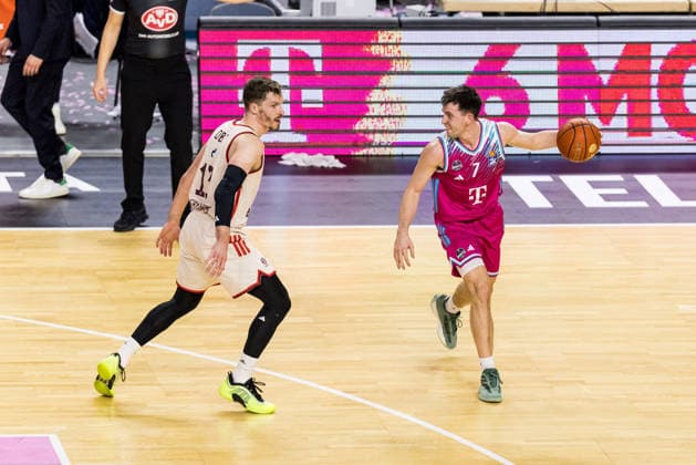 easyCredit Basketball Bundesliga: Telekom Baskets Bonn - FC Bayern München; 21.12.2025 Andreas Andi Obst (FC Bayern München, 13), Grayson Murphy (Telekom Baskets Bonn, 7) am Ball easyCredit Basketball Bundesliga: Telekom Baskets Bonn - FC Bayern München, Köln, LANXESSarena am 21.12.2025 Copyright: xBEAUTIFULxSPORTS Wunderlx