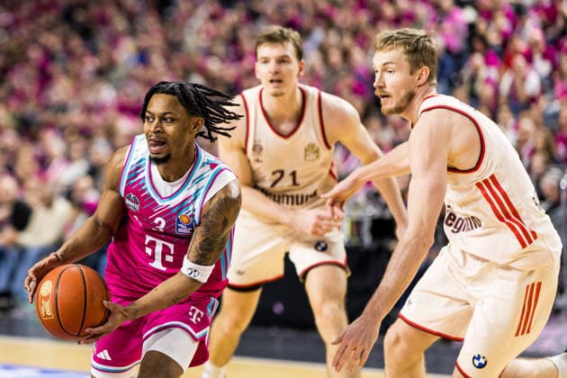 easyCredit Basketball Bundesliga: Telekom Baskets Bonn - FC Bayern München; 21.12.2025 Zachery Cooks (Telekom Baskets Bonn, 3) am Ball spielt sich an Justus Hollatz (FC Bayern München, 21) und Niels Giffey (FC Bayern München, 5) vorbei easyCredit Basketball Bundesliga: Telekom Baskets Bonn - FC Bayern München, Köln, LANXESSarena am 21.12.2025 Copyright: xBEAUTIFULxSPORTS Wunderlx