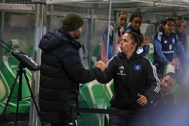 Wolfsburg, Deutschland 21. Dezember 2025: 1. BL - Frauen - 2025 2026 - VfL Wolfsburg vs. Hamburger SV Im Bild: v.li. Cheftrainer Stephan Lerch (VfL) und Cheftrainerin Liese Brancao (HSV) schlagen sich vor dem Spiel in Wolfsburg ab DFB regulations prohibit any use of photographs as image sequences and or quasi-video AOK Stadion Niedersachsen Copyright: xFotostandx xFantinix